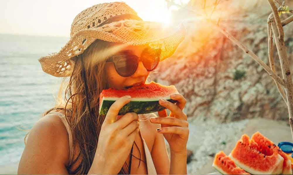 کدام مواد غذایی به درمان آفتاب سوختگی کمک می کنند؟
